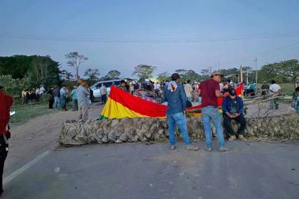 El bloqueo por el diésel paraliza el transporte y causa perjuicios en la ruta Santa Cruz - Trinidad