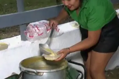 “Sopita de maní por la llegada del gobernador”, una mujer reparte comida a la espera de Camacho