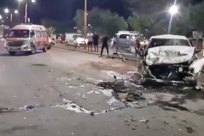 Auto chocó contra un vehículo que transportaba material electoral y afectó a camión que hacía fila por combustible