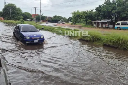 Lluvias inundan barrios y reducen el servicio de micros en la capital cruceña