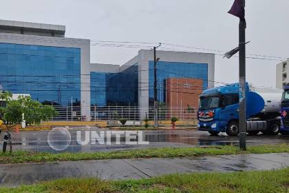 Cisterneros protestan en puertas de YPFB y piden negociar contratos con el nuevo Gobierno