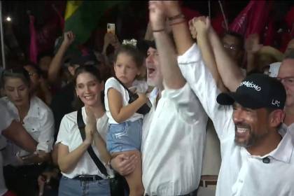 Camacho registra su candidatura en busca de la reelección en la Gobernación cruceña