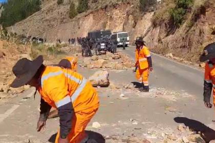 Ruta Cochabamba-Sucre quedó despejada tras la intervención de las fuerzas del orden, según reporte