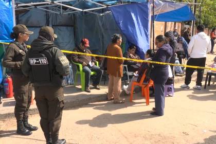 En medio de las investigaciones, comerciantes de Barrio Lindo esperan para ingresar y revisar su mercadería