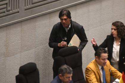 Interpelación: Sesión entra en cuarto intermedio tras exposición del ministro Zamora sobre tarifas y servicios de BoA
