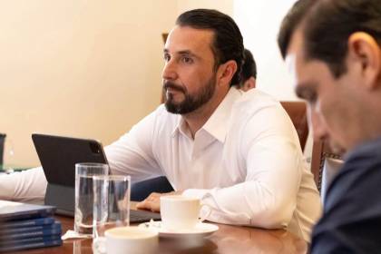 Gobernador cruceño pide diálogo ante anuncio de paro y propone focalizar subsidio al transporte