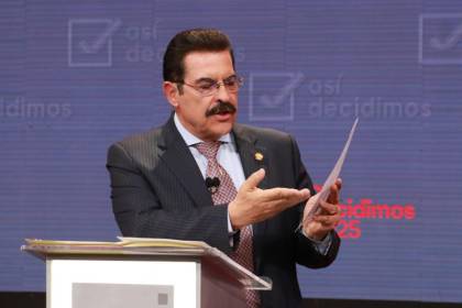 Manfred propone reforma constitucional para quitar “cargos nombrados a dedo”