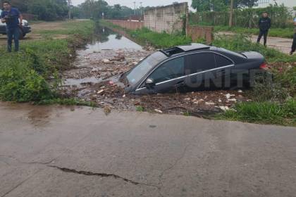 Lluvia en Santa Cruz: Auto se metió a un canal de drenaje y se reportan zonas inundadas