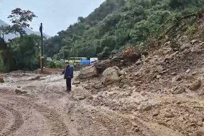 Nuevo derrumbe en la ruta nueva Cochabamba – Santa Cruz; transportistas denuncian retrasos por el estado de las vías