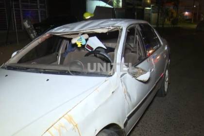 Auto choca contra un poste y queda volcado en plena avenida; el conductor se dio a la fuga