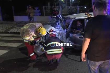 Aparatoso accidente deja dos personas heridas en el centro cruceño