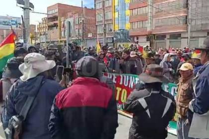 Un grupo de personas bloquea el ingreso al aeropuerto de El Alto e impide el paso de personas