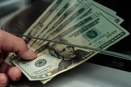 Después de dos años, pequeños ahorristas podrán acceder a sus depósitos que están en dólares