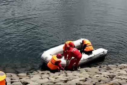 Tres jóvenes pierden la vida tras la caída de su vehículo en una laguna de Potosí, informa la Policía