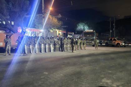 Despliegan policías y militares en la ruta Cochabamba – Oruro a horas del fin de la subvención al diésel