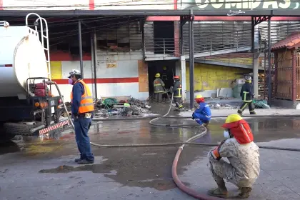 “El fuego está contenido, más no está controlado”: Alcaldía dice que un 70% de la feria de Barrio Lindo está afectada