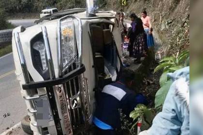 Vuelco de un minibús en el norte de La Paz deja 14 heridos