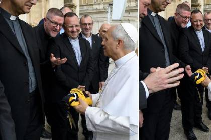 El Papa León XIV recibe de regalo una camiseta de The Strongest en el Vaticano