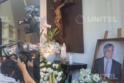 En medio de muestras de cariño, Percy Fernández llega a su última morada en el Cementerio General de Santa Cruz