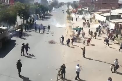 Policía gasifica a vecinos de Quillacollo que intentaron bloquear la carretera a Cochabamba