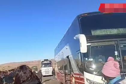 Denuncian que una turba embosca y apedrea un bus con 35 pasajeros en plena carretera