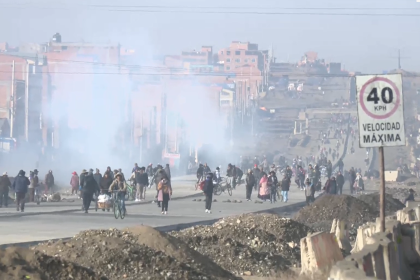 Gasifican a bloqueadores que respondieron con piedras durante el despeje de la ruta La Paz - Oruro