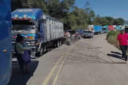 Bloqueos en Santa Cruz: población se ve obligada a caminar y recurrir a transbordos ante el cierre de vías