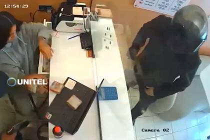 Cámaras graban el atraco protagonizado por dos hombres armados en una casa de cambio