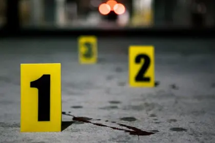 Hallan muerto y con una herida en el pecho a un joven en el Plan Tres Mil y su mamá exige justicia