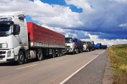 Transporte pesado de Oruro advierte con paro indefinido; exige que se levanten los bloqueos y combustible