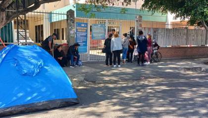 Colapso en el Hospital Viedma de Cochabamba, pacientes durmieron en la intemperie esperando atención