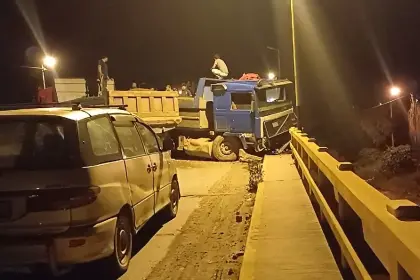 Camión impacta contra el separador y la baranda del puente Viloma en Cochabamba