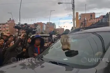 Ponchos Rojos arremeten contra el vehículo que transportaba al máximo dirigente de la COB 