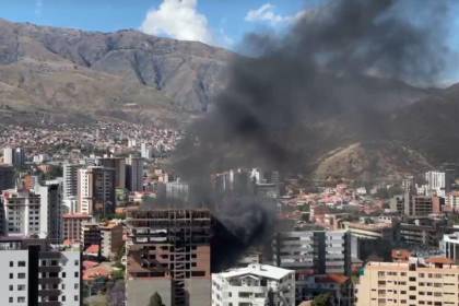 Bomberos controlan un incendio en un edificio en construcción en Cochabamba