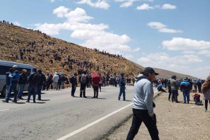 Evistas y arcistas se enfrentan en la carretera Oruro - La Paz