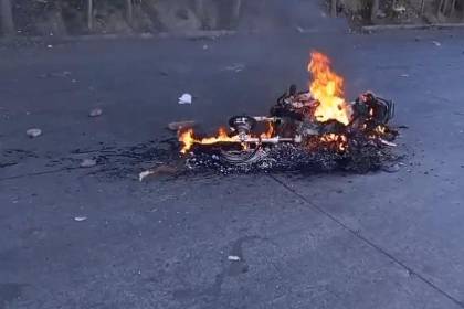 Bloqueadores hieren a policía y queman motocicleta en la autopista La Paz–El Alto