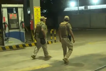 Revisan cámaras de seguridad en busca de identificar a las cuatro personas que atracaron un surtidor