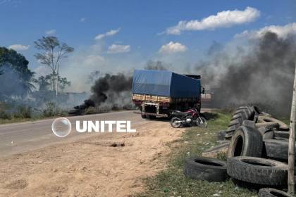 En medio de la intervención militar - policial, vehículos avanzan en la carretera Santa Cruz – Beni