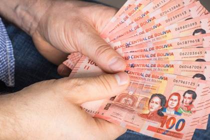 La Paz: Aprehenden a pareja con medio millón de bolivianos que no pudo justificar, reporta la Policía 