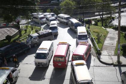 Choferes de La Paz acatarán paro de 24 horas este martes por la calidad de la gasolina y el resarcimiento