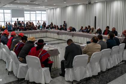 Gobierno y COB dialogan en La Paz por el DS 5503
