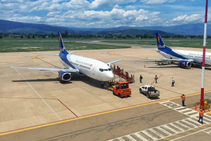 Gobierno y una aerolínea privada buscan abrir nuevas rutas a Tarija y Sucre