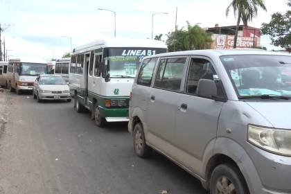 Santa Cruz: Servicio de transporte público se reduce un 30% ante la falta de combustible en surtidores