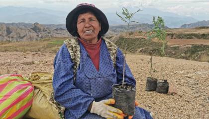 Paulina, la mujer de 63 años que hace dos décadas dedica su vida a la arborización de El Alto 