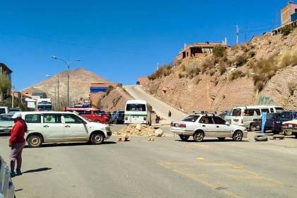 Transporte público de Potosí bloquea la ciudad exigiendo combustible