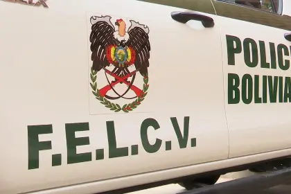 Policía captura a hombre acusado de arrojar a su pareja de un camión en movimiento, pero la víctima pidió liberarlo