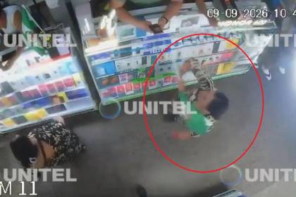 Video: Denuncian que una mujer lanzó la bandera cruceña al piso en un mercado de Santa Cruz