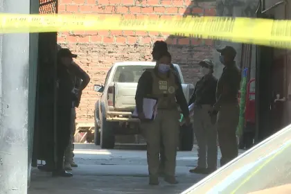 Investigan como homicidio la muerte de una mujer que cayó del segundo piso de un alojamiento en Santa Cruz