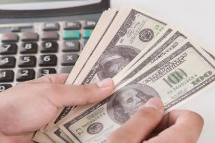 El dólar supera la barrera de los Bs 12 en el cierre de julio en Bolivia