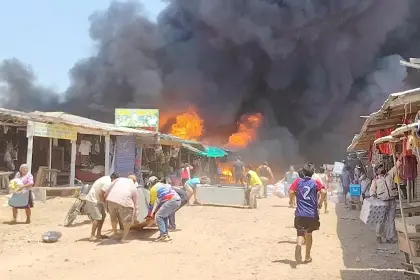 Incendio arrasa con cientos de casetas de una feria en Ascensión de Guarayos 